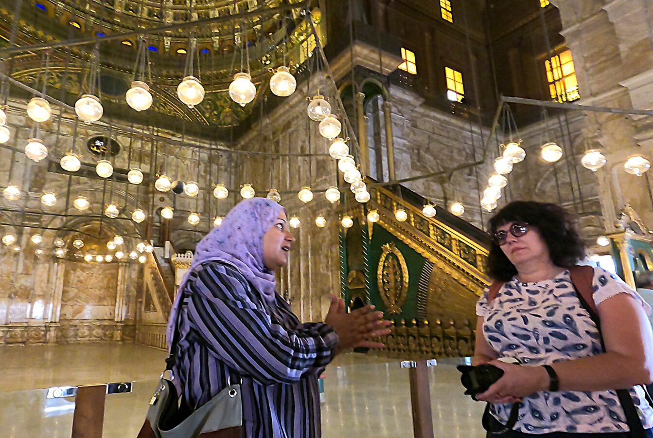 Escuchando la explicación de la guía de los dos altares en la mequita de Mohamed Ali, en el Cairo. Egipto