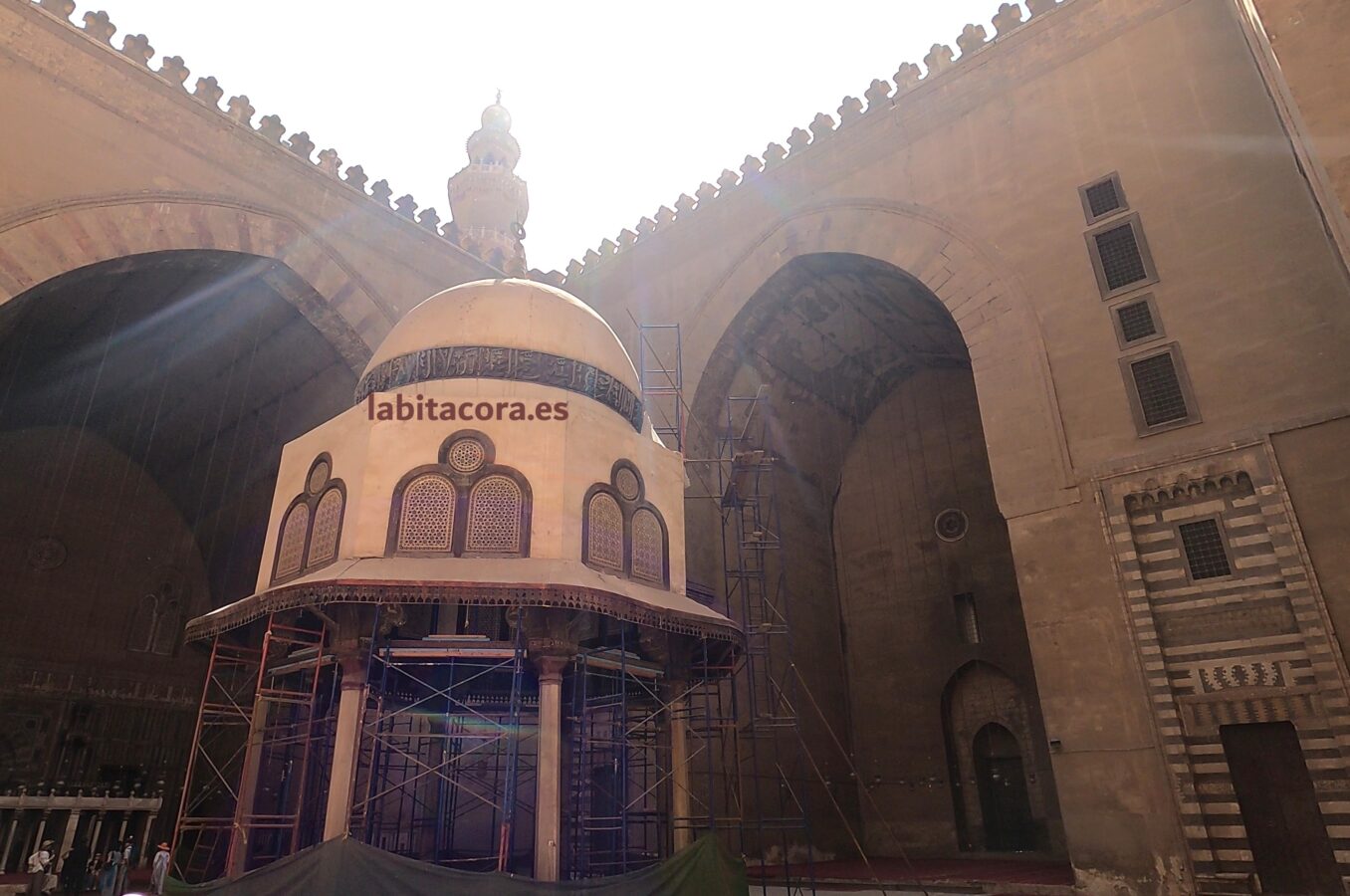 El Gran patio de la Mezquita-Madraza del Sultán Hassan en El Cairo.