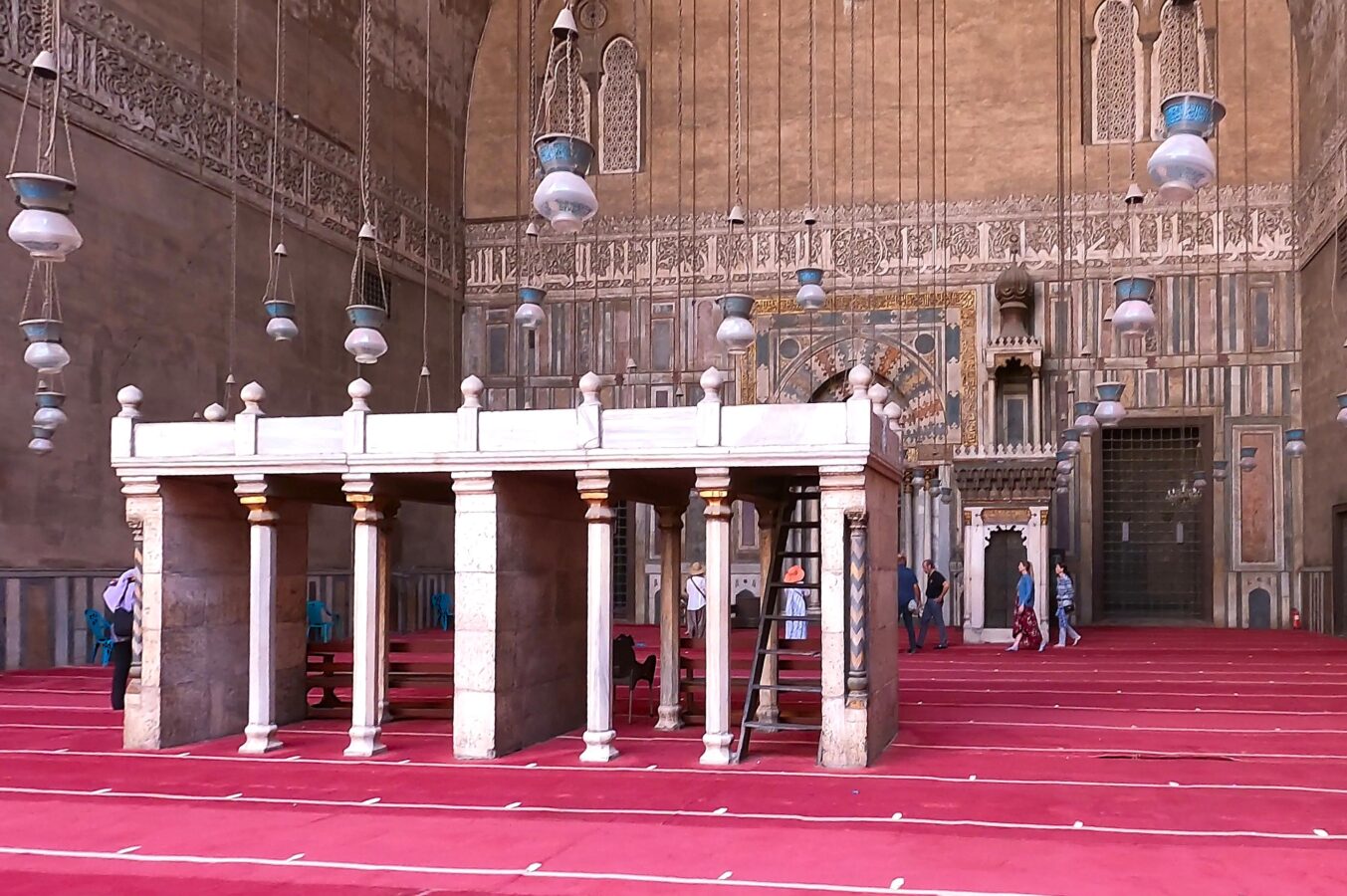Los dos pulpitos de la Mezquita-Madraza del Sultán Hassan en El Cairo, Egipto.