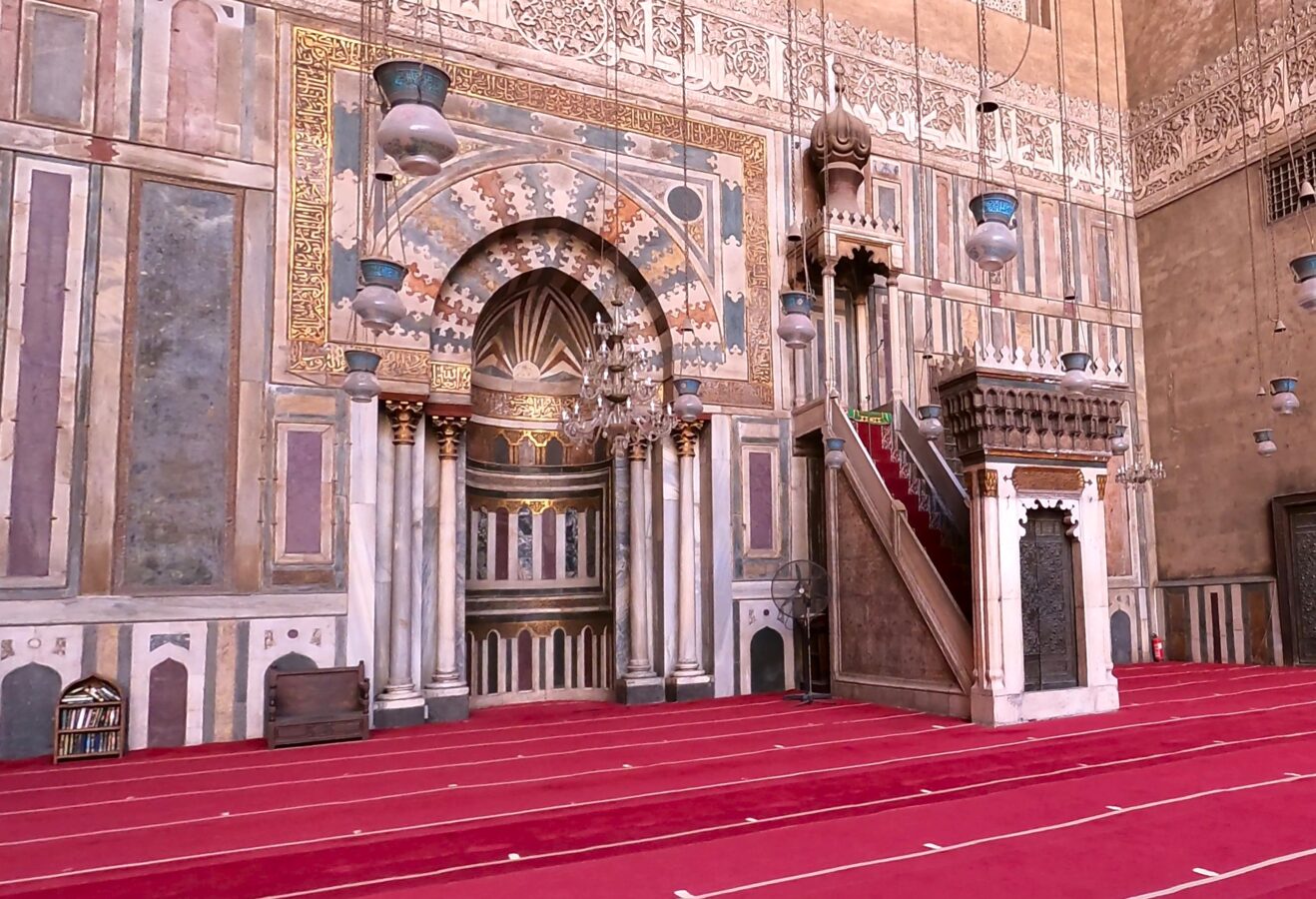 Mihrab y almíbar de la Mezquita mameluca del Mezquita Sultán Hassan construida en el año 1528 de El Cairo, Egipto.