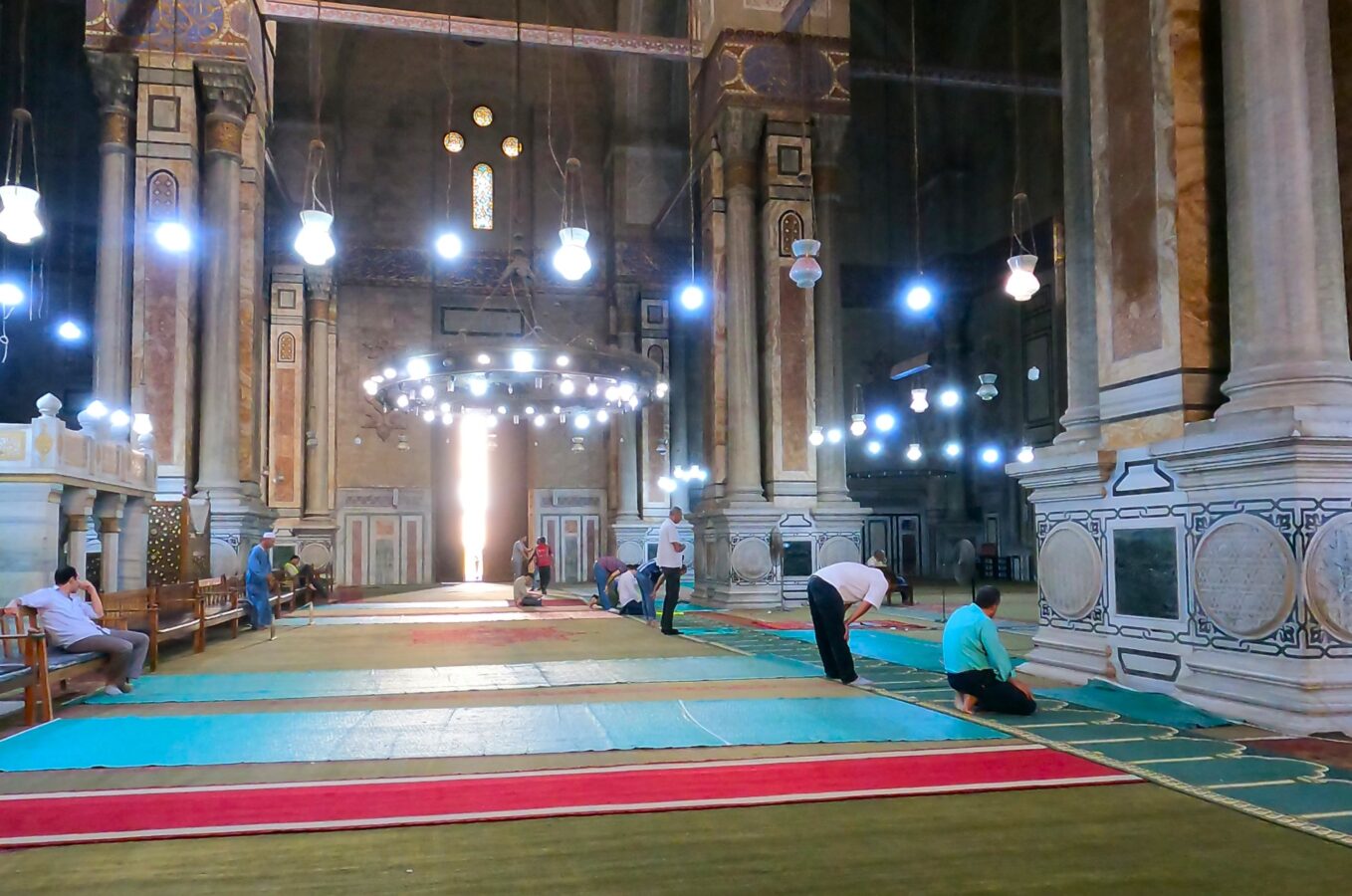 Fieles realzando en la Mezquita Al Refai en El Cairo.