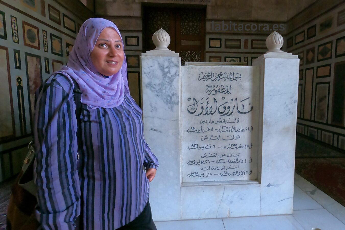La guía en el mausoleo del ultimo rey de Egipto, el rey Faruk I en la Mezquita Al Refai en El Cairo.
