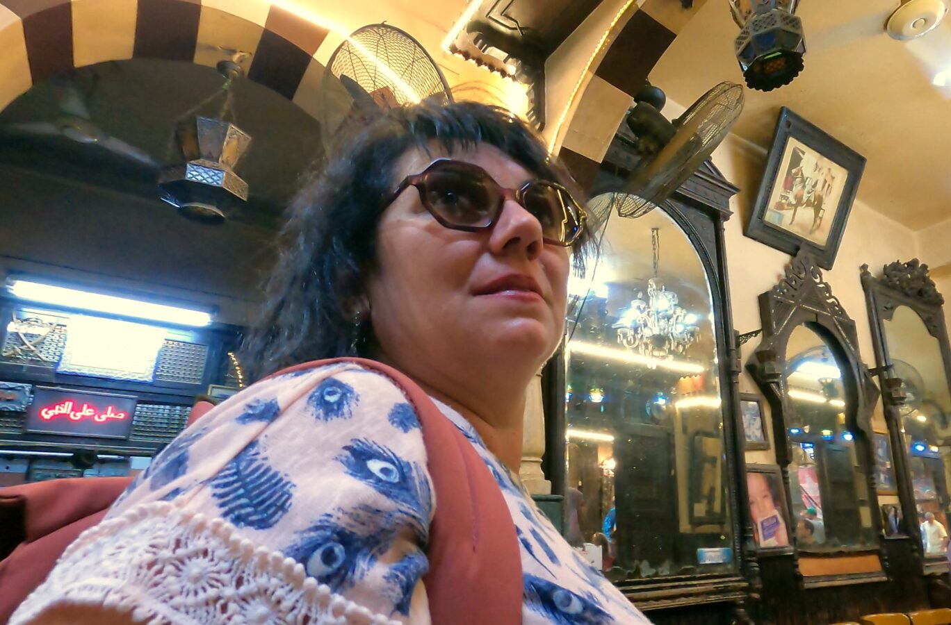 En El Fishawy Café o El café de los Espejos de El Cairo.