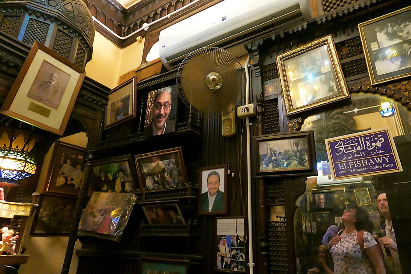 Jose y yo en el Café de los Espejos en El Cairo junto los retratos de otras personalidades.