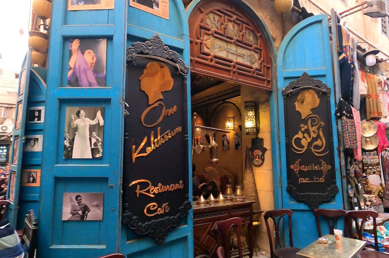 Uno de los pintorescos cafés en el Bazar de Khan el-Khalili en El Cairo