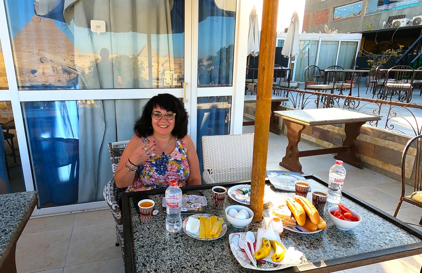 Desayunando en el hotel de Guiza frente a la Esfinge y las Pirámides