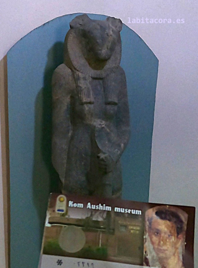 La estatua de la diosa leona Sejmet en el Museo Kom Aushim en Fayum. Egipto