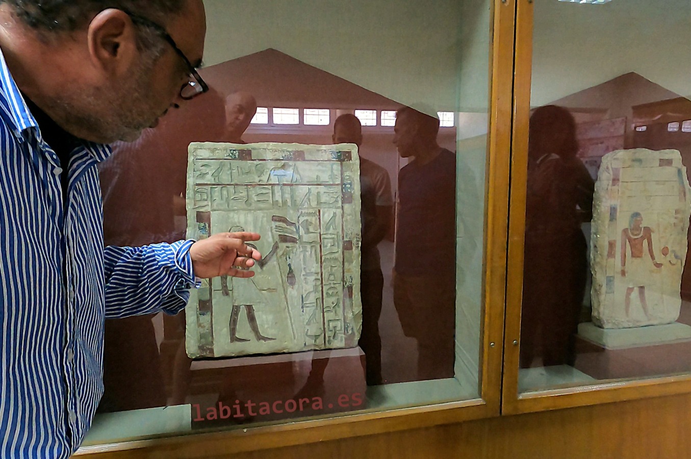 La iluminación sobre las vitrinas con los muchos reflejos del Museo Kom Aushim en Fayum. Egipto