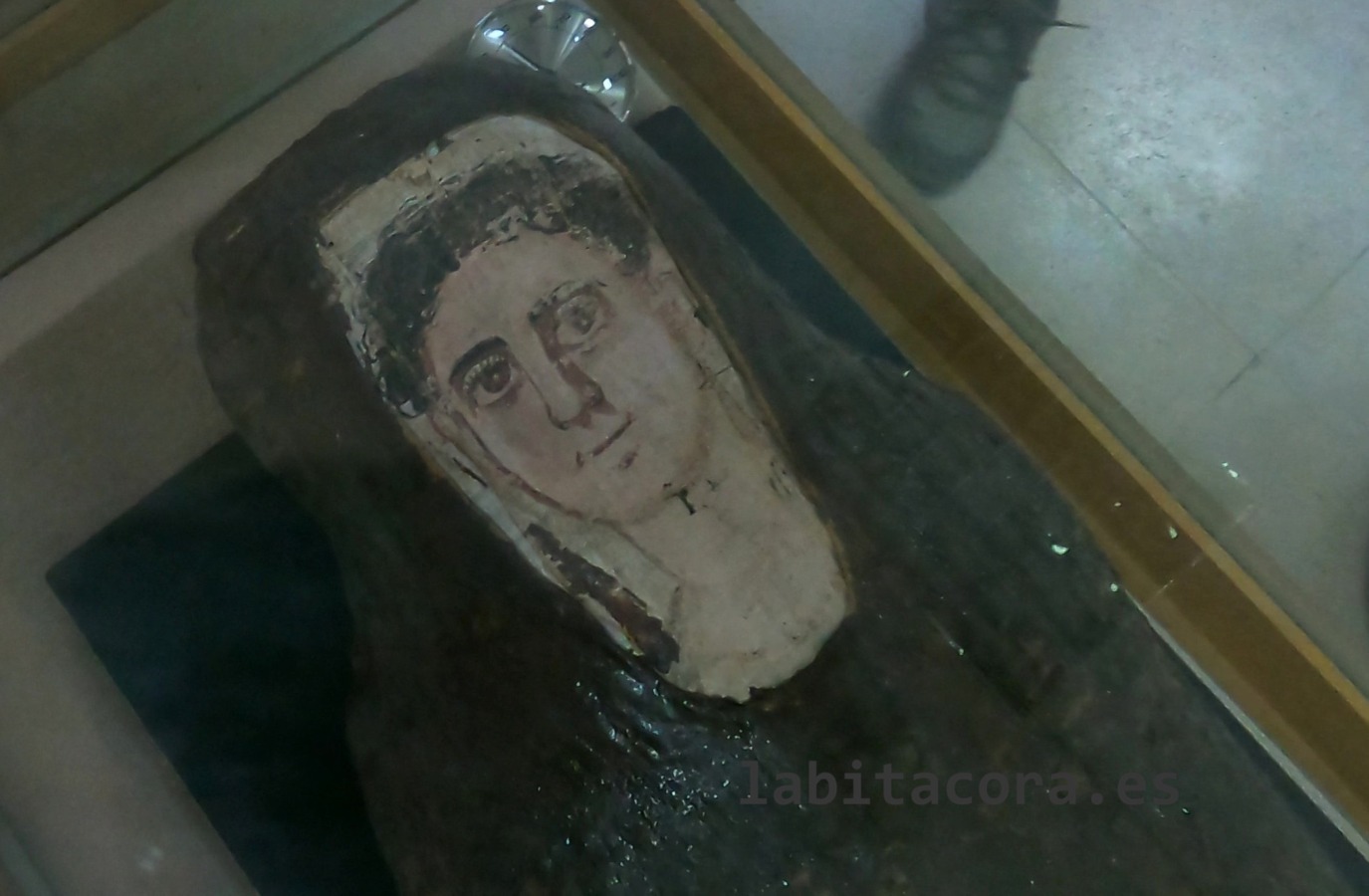 El retrato funerario de una momia romana del Museo de Kom Aushim en El Fayum, Egipcio