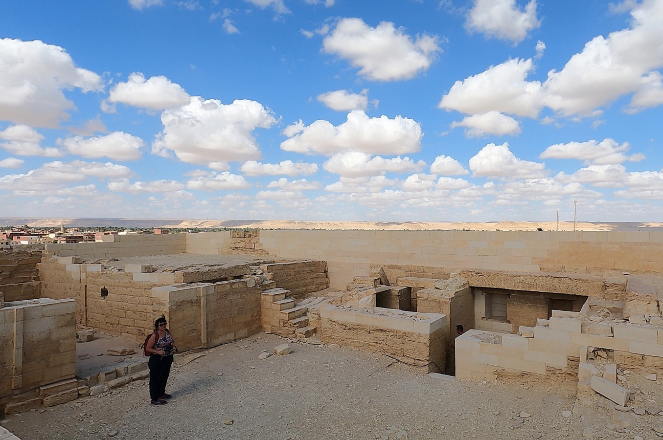En la azotea del parque arqueológico del templo de Qarun en El Fayum, Egipto