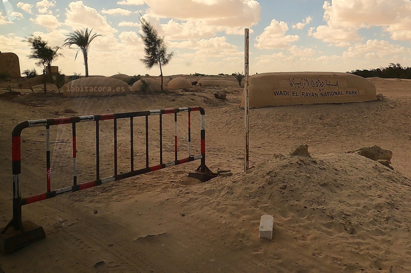 Nuestra llegada a la entrada de la reserva natural Wadi El Ryan para ir Wadi El Hitan a en El Fayum. Egipto