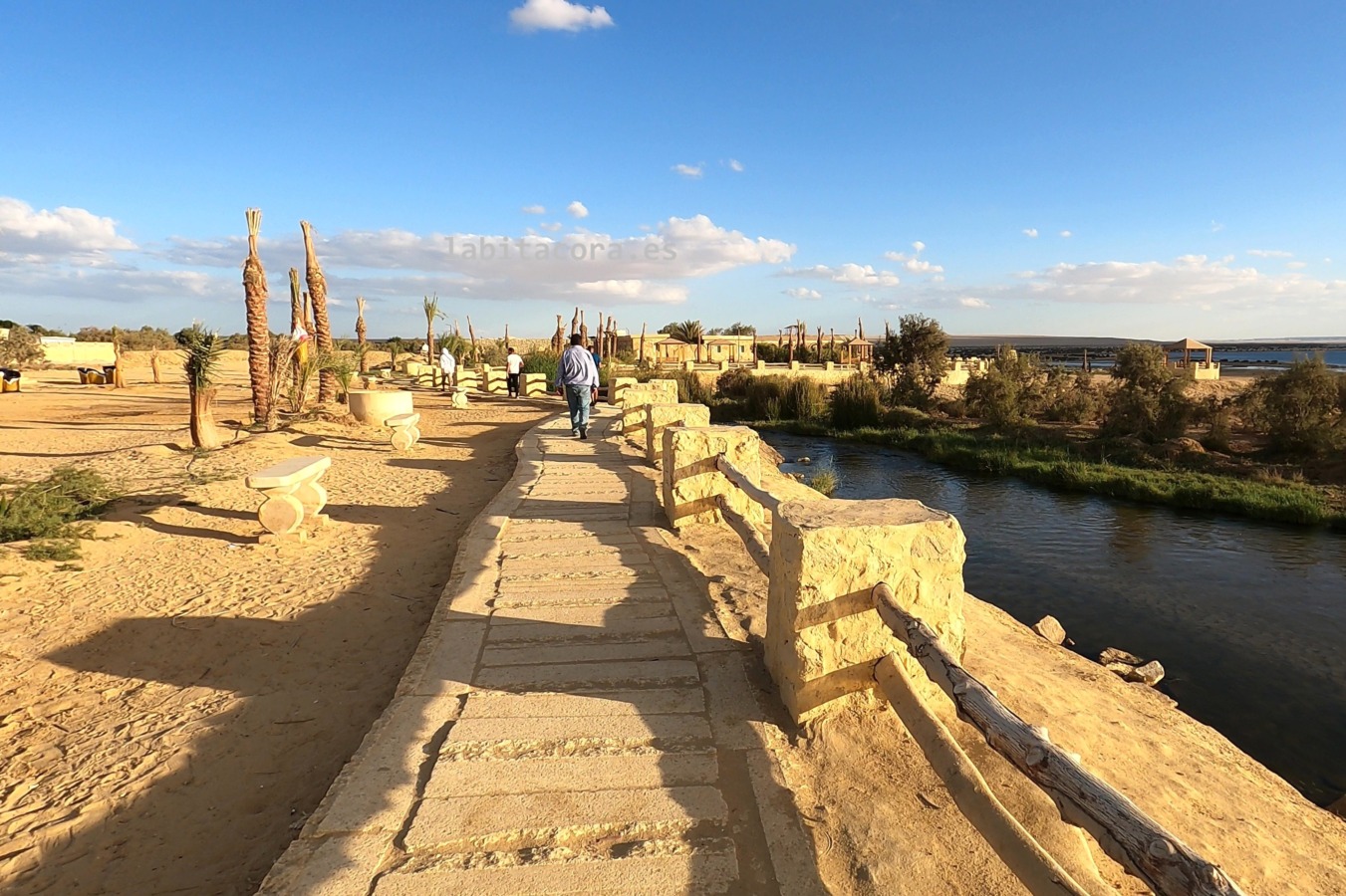 La acera y el paseo en las cascadas de Wadi El Rayan en El Fayum. Egipto