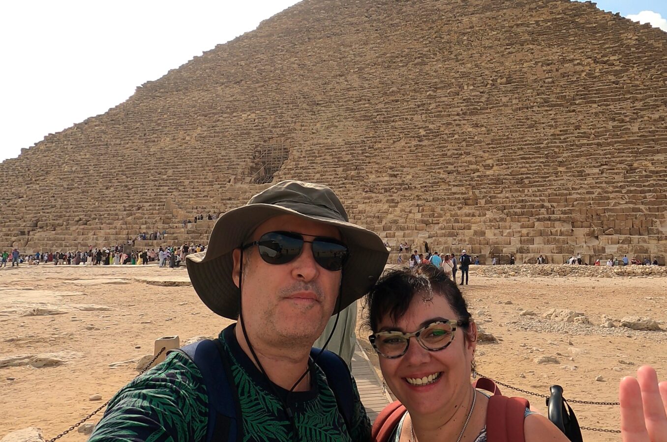Jose y yo en la Pirámide de Keops junto con cientos de visitantes en Guiza, El Cairo.