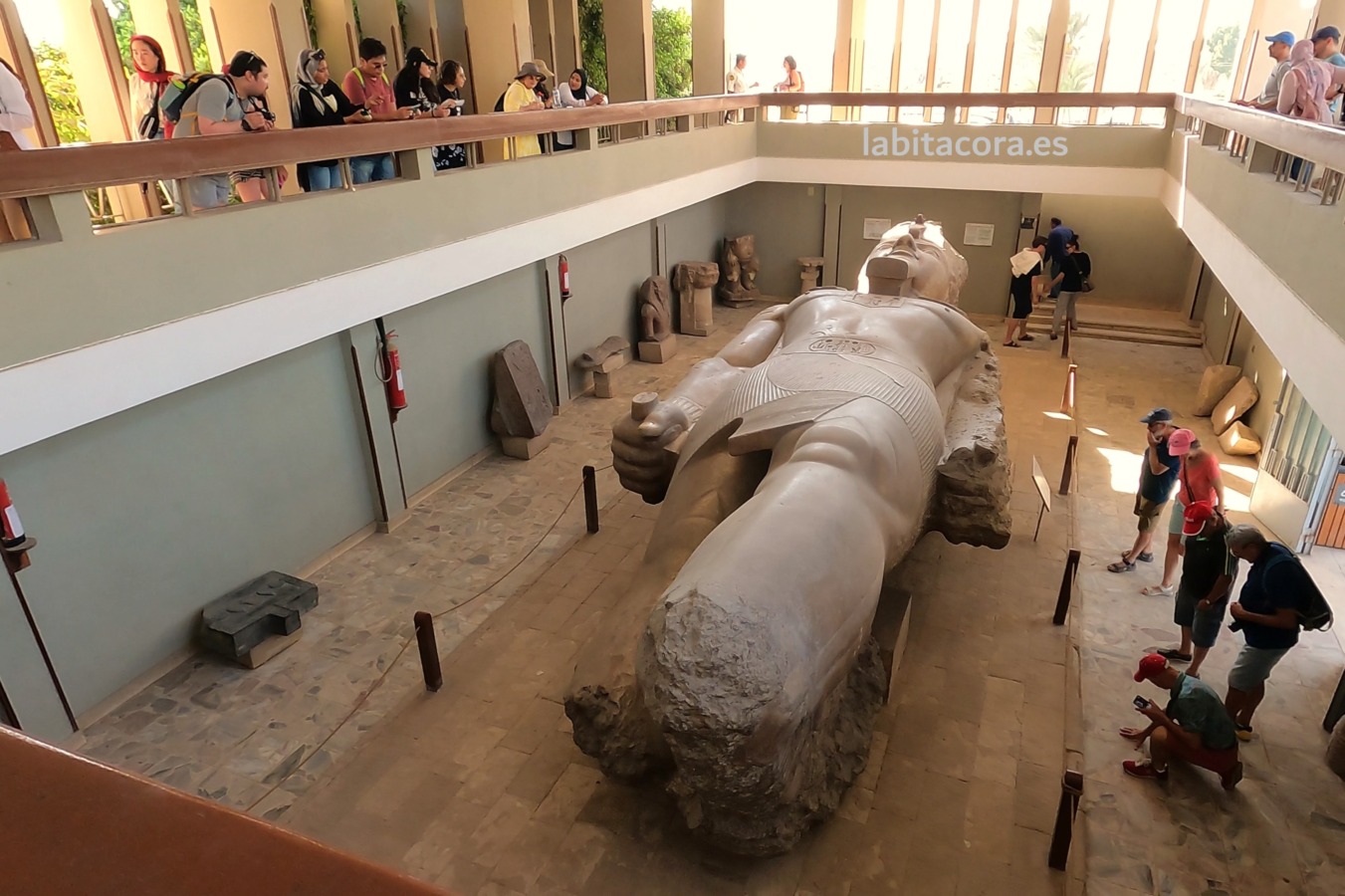 El coloso de Ramsés II visto desde la primera planta en Menfis, Egipto.