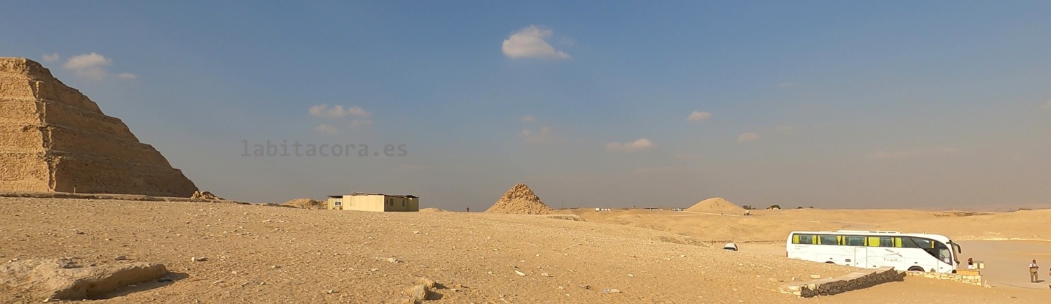 El aparcamiento donde nos dejó el conductor en Saqqara al guía y a nosotros.