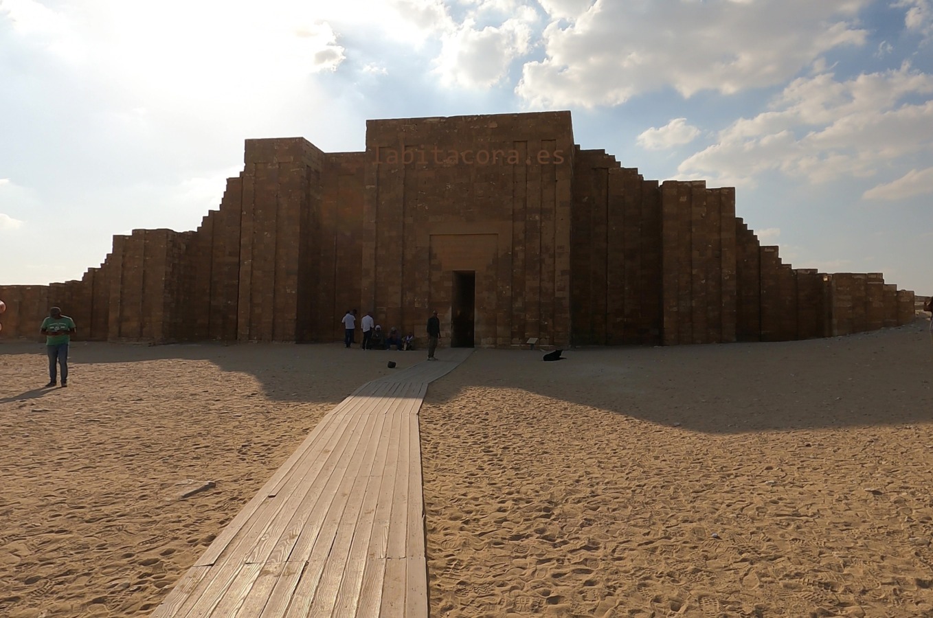 La gran puerta o pilono la famosa Pirámide Escalonada en Saqqara. Egipto.