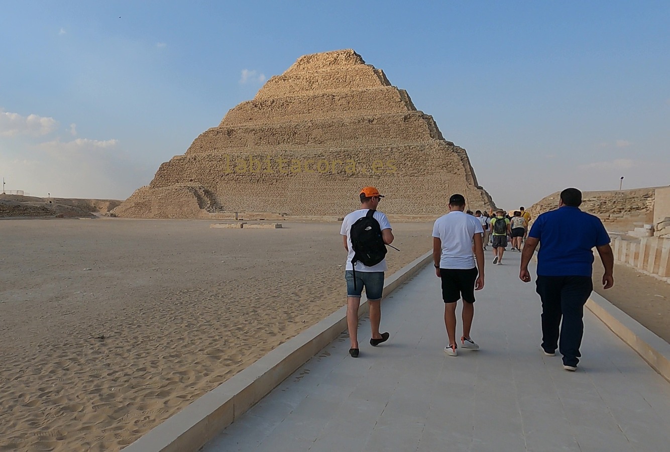 La pirámide escalonada de Zoser en Saqqara, Egipto.