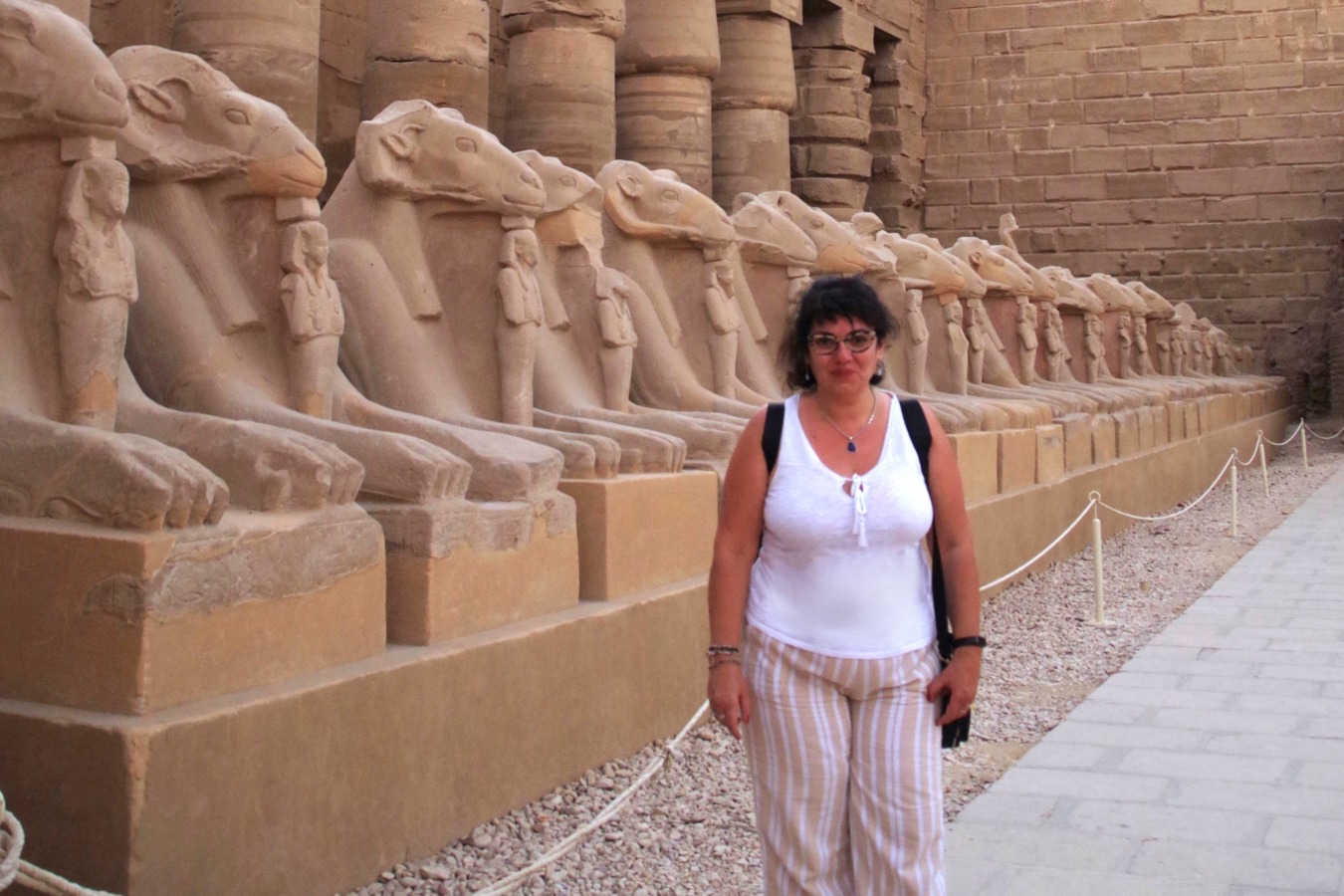 En la avenida de los Carneros del Gran Patio de Karnak, Lúxor. Egipto.