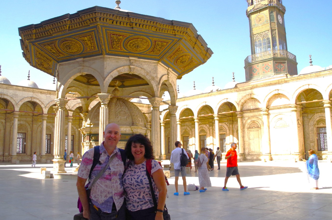 En le patio Al-Sahn con la torre del reloj de la Mezquita Al-Rifa'i en El Cairo