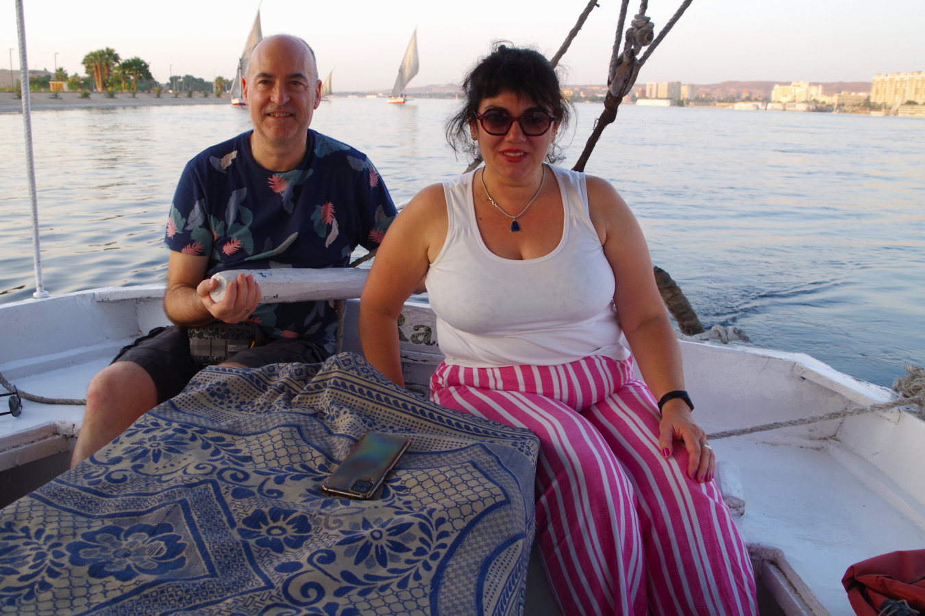 En el paseo en faluca al atardecer en Asuán. Egipto