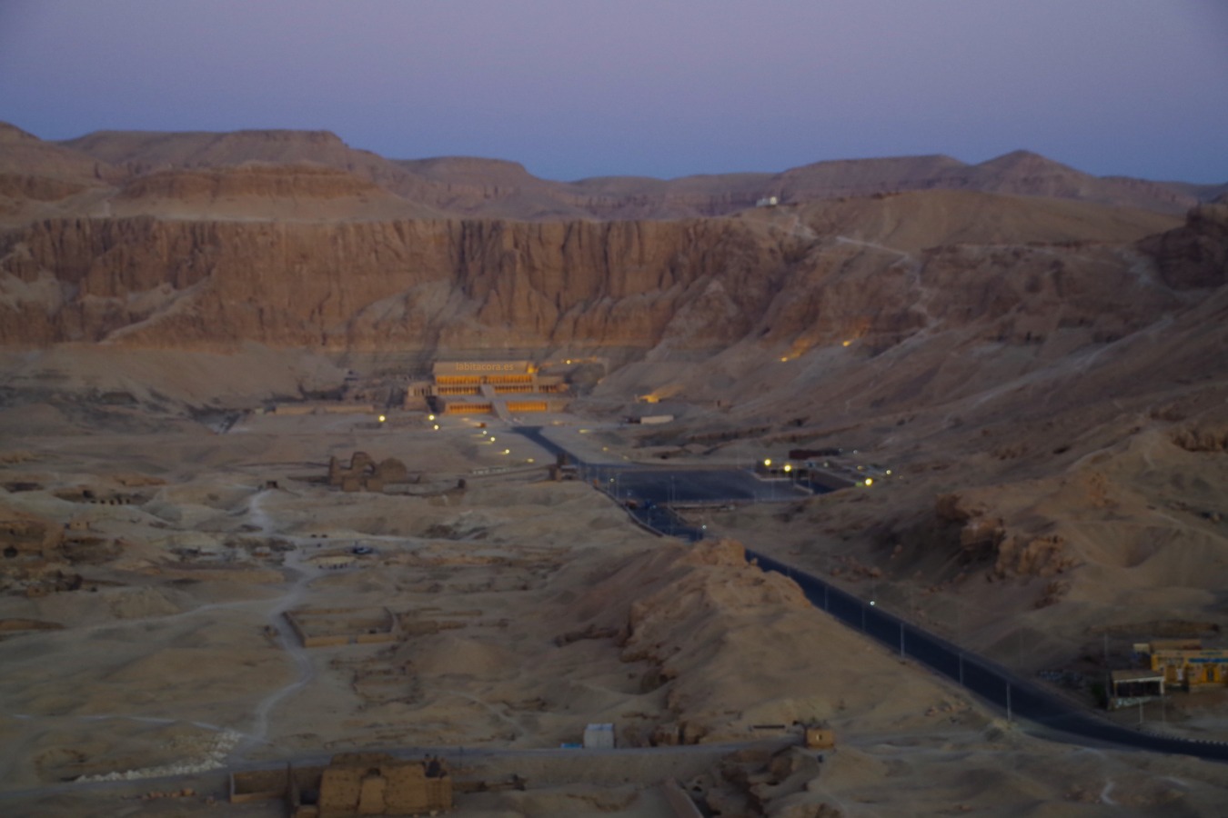 Sobrevolando en las primeras luces del día del templo de Hatshepsut. Lúxor. Egipto.