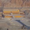 El templo funerario de Hatshepsut desde el globo aerostático en Lúxor. Egipto.