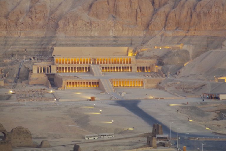 El templo funerario de Hatshepsut desde el globo aerostático en Lúxor. Egipto.
