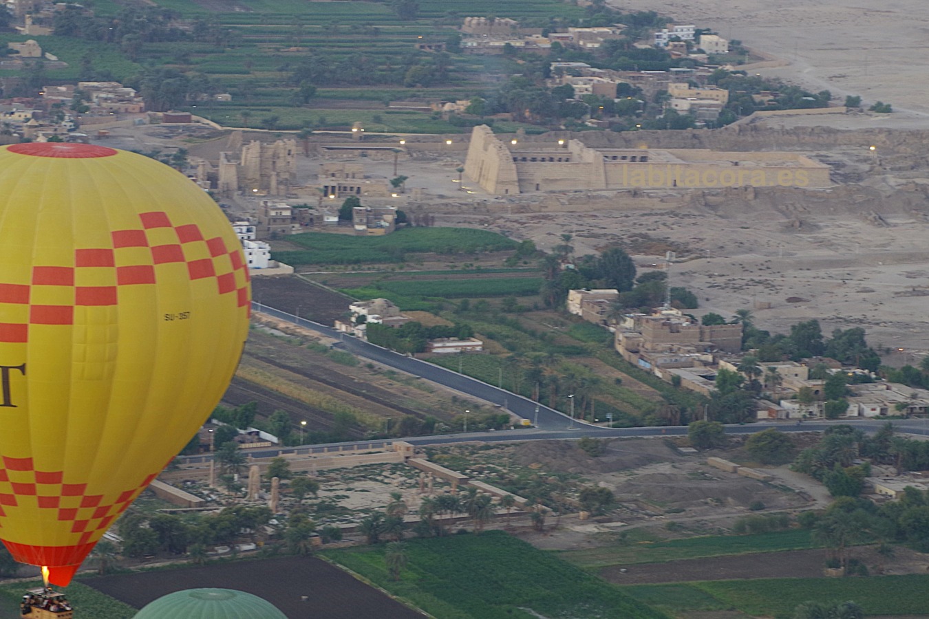 Sobrevolado en globo Medinet Habu en Luxor. Egipto.