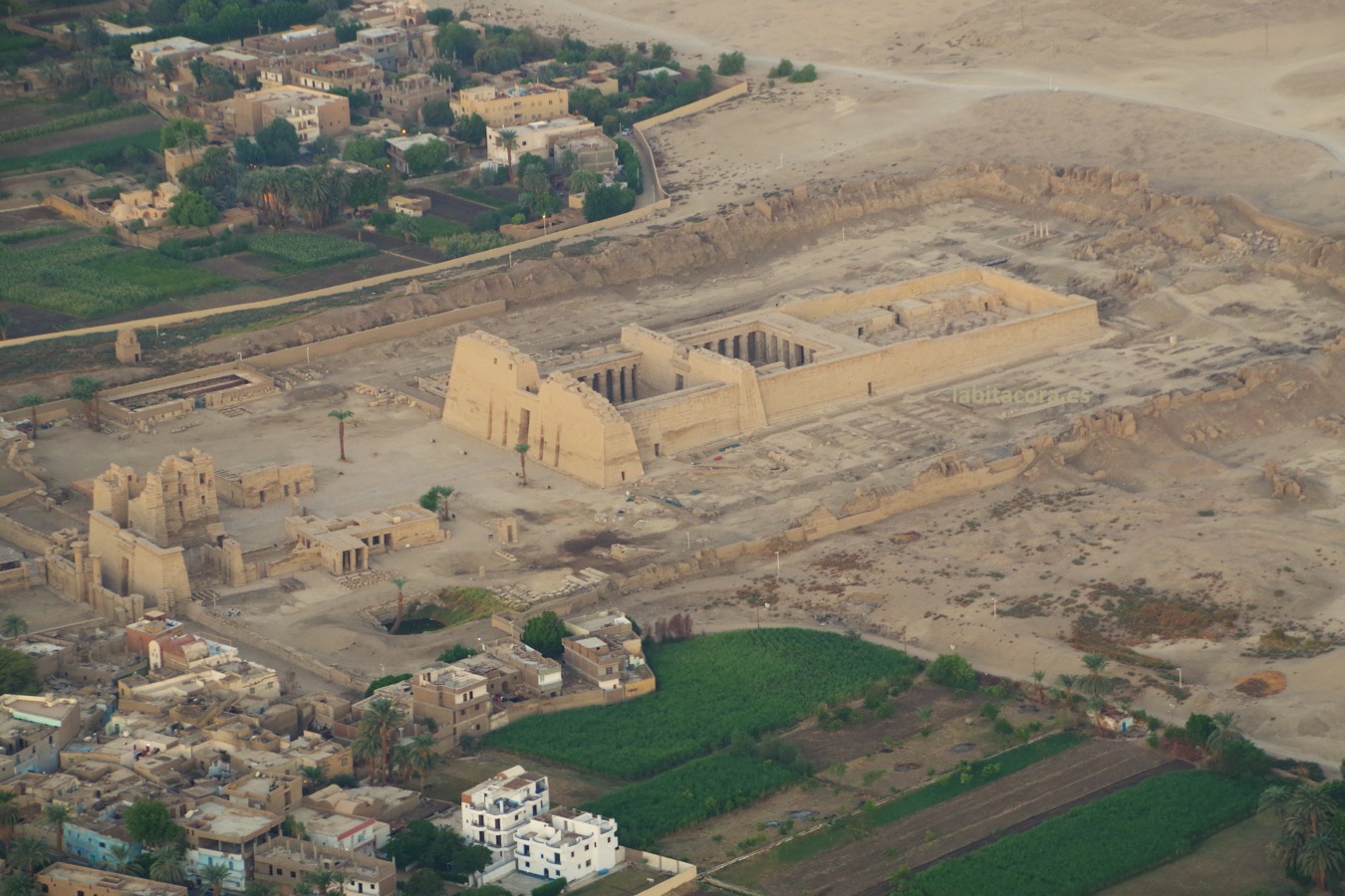Sobrevolando Medinet Habu desde el globo aerostático en Lúxor. Egipto.