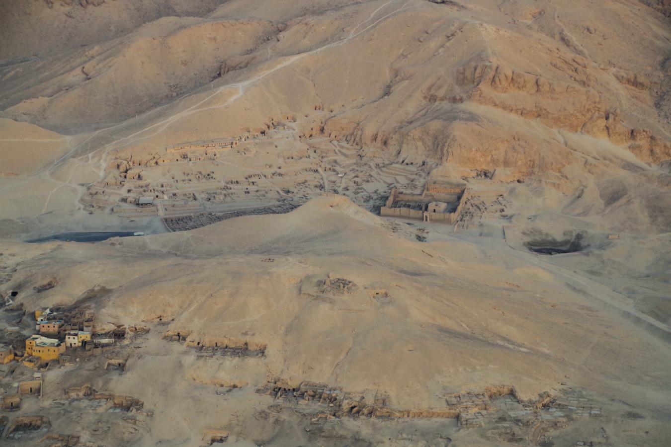 El Valle de los Artesanos (Deir el-Medina) vistos desde el globo aerostático en Lúxor. Egipto.