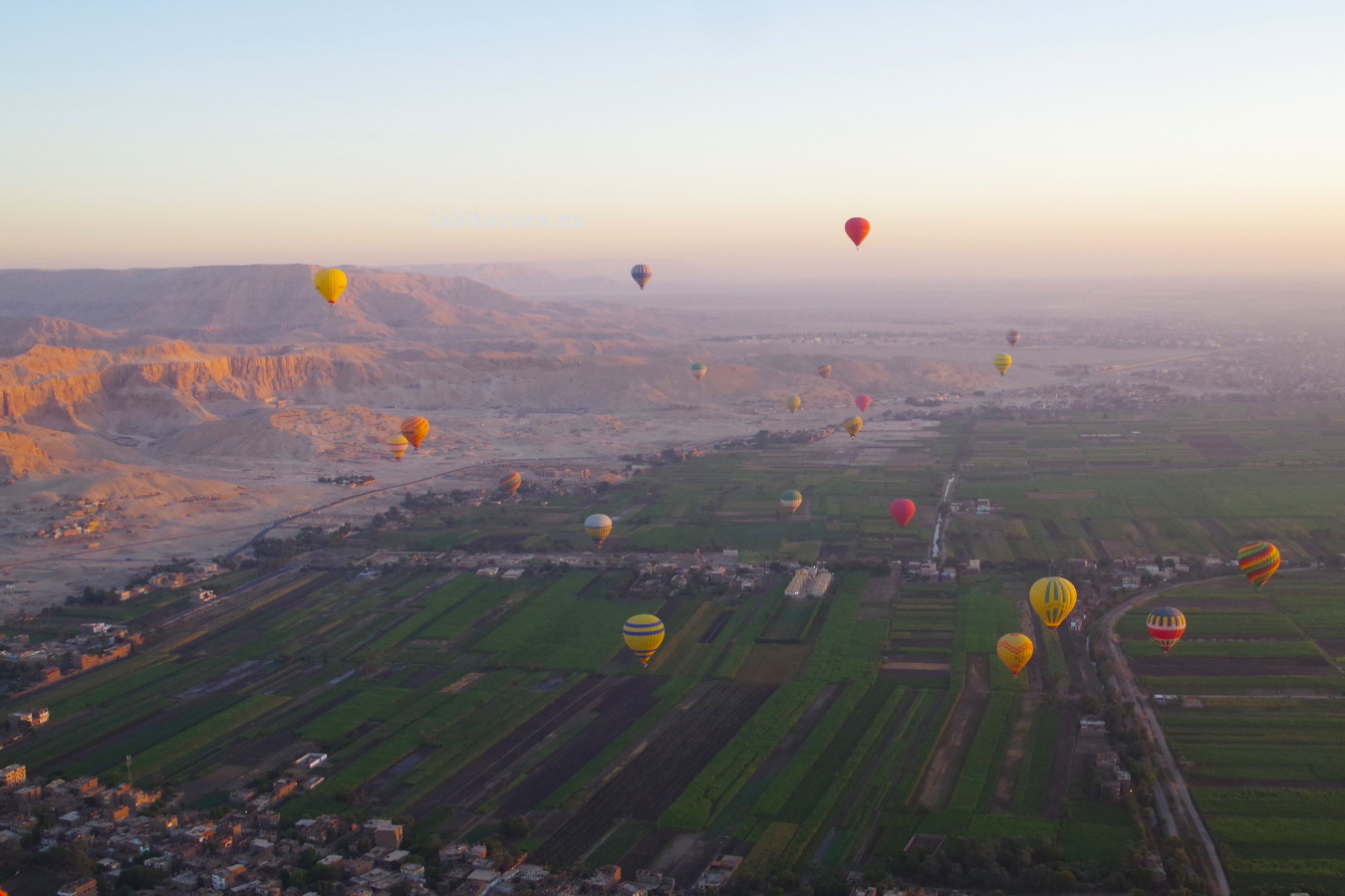En el globo sobrevolando la necrópolis y templos de la antigua Tebas. Egipto.