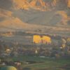 Amaneciendo sobre el Templo de Ramsés III y detrás el Valle de los Artesanos desde el globo aerostático en Lúxor. Egipto.