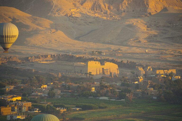 Amaneciendo sobre el Templo de Ramsés III y detrás el Valle de los Artesanos desde el globo aerostático en Lúxor. Egipto.