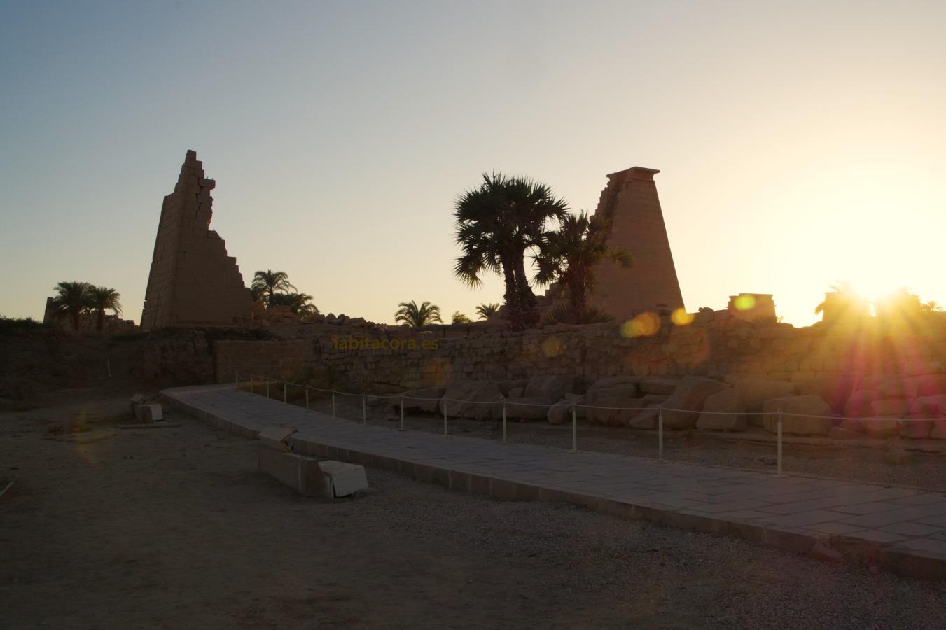 El Pilono IX y el Pilono X justo detrás en Karnak en la puesta de sol en Lúxor. Egipto.