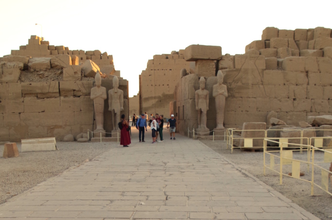 Colosos en los templos de Karnak, Lúxor. Egipto.
