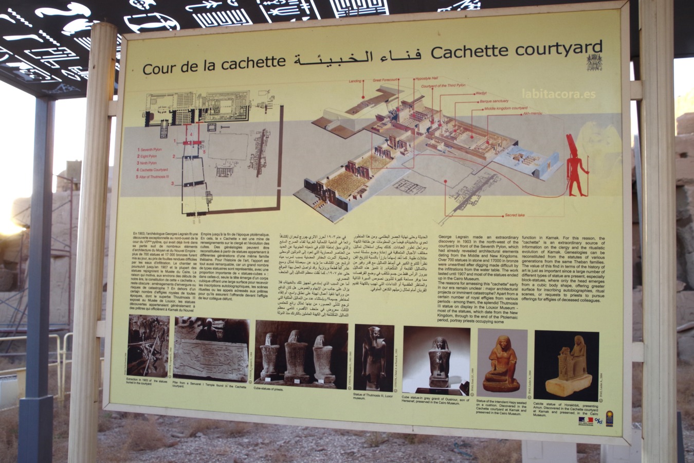 Cartel informativo en varios idiomas de la ubicación e historia en Karnak en Lúxor. Egipto