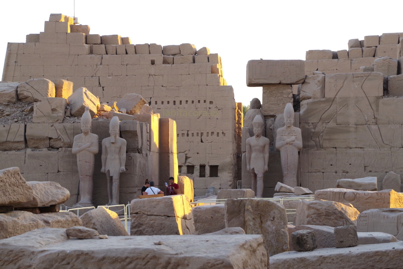 El Pilono VII con sus colosos y el Pilono VIII de Karnak en Luxor. Egipto