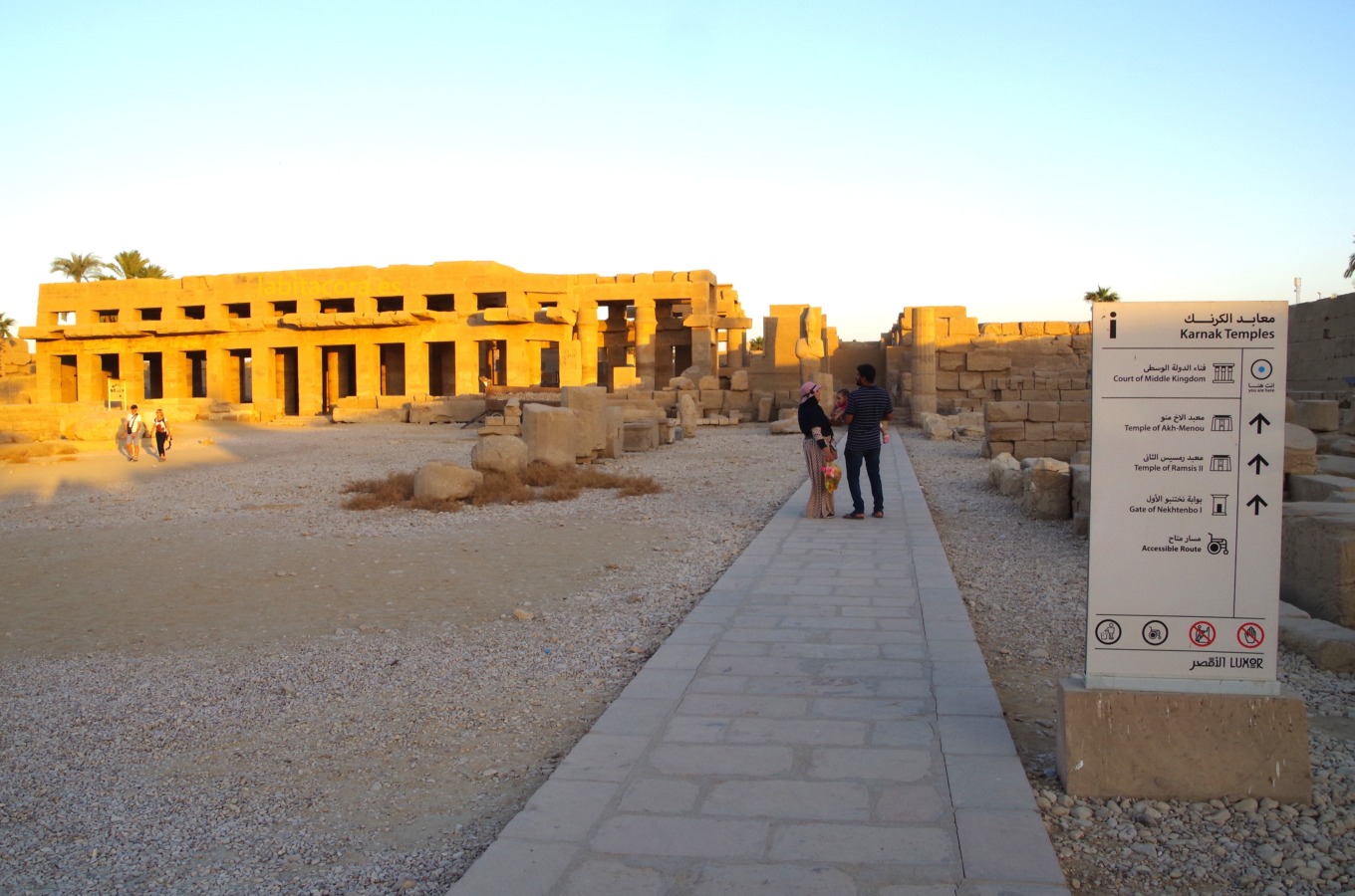 El Ajmenu o Templo de las Fiestas de Tutmosis III. En Karnak hay muchas indicaciones y carteles explicativos en Karnak, Lúxor. Egipto.