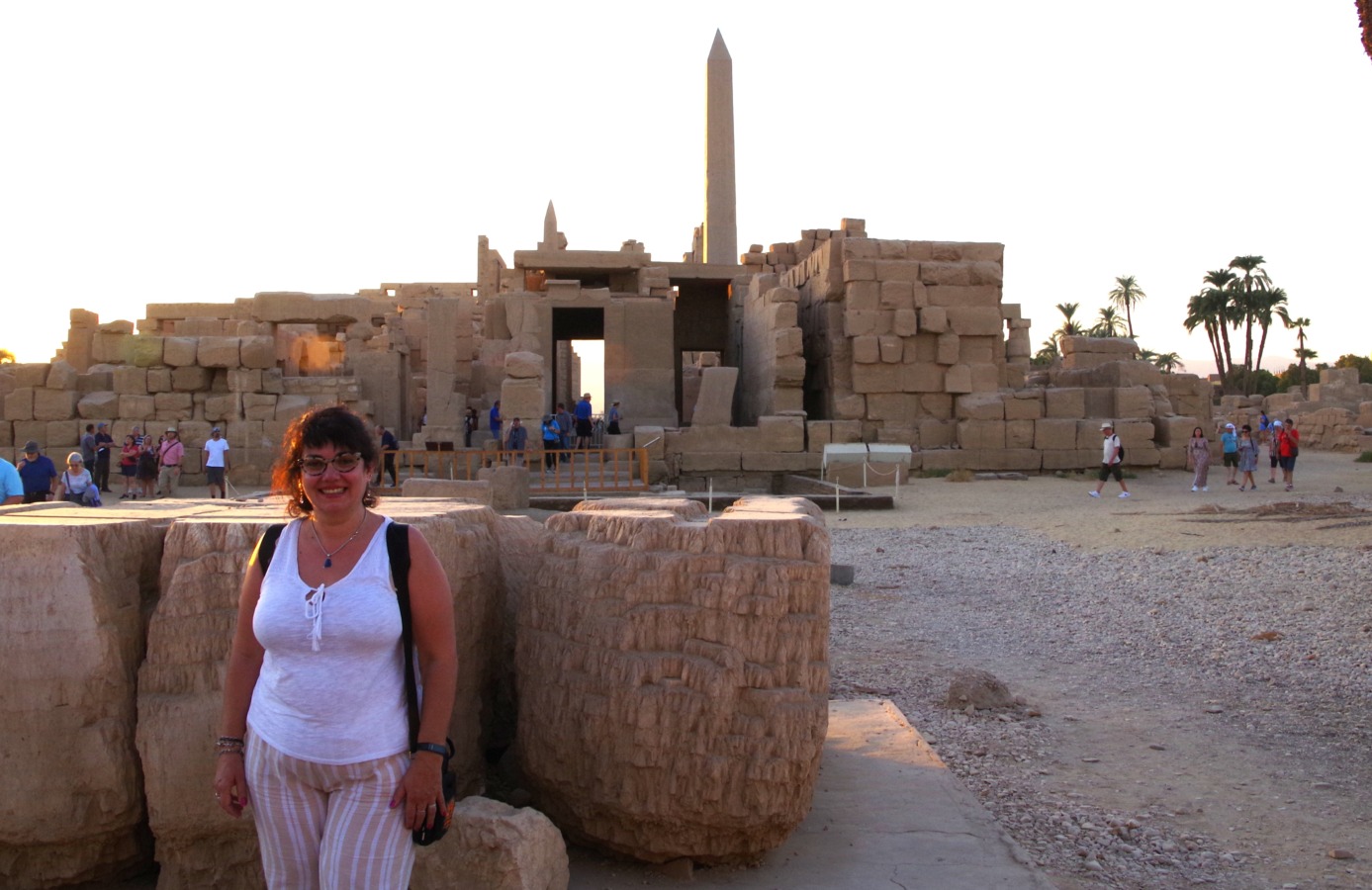 En el templo de Karnak con los obeliscos y el santa santorum con parte de la gran cola para verlo.