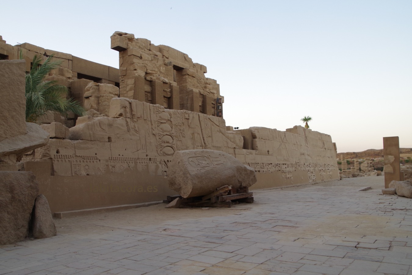 El tercer Pilono del faraón Amenhotep III y parte del segundo obelisco de Hatshepsut en Karnak, Lúxor. Egipto