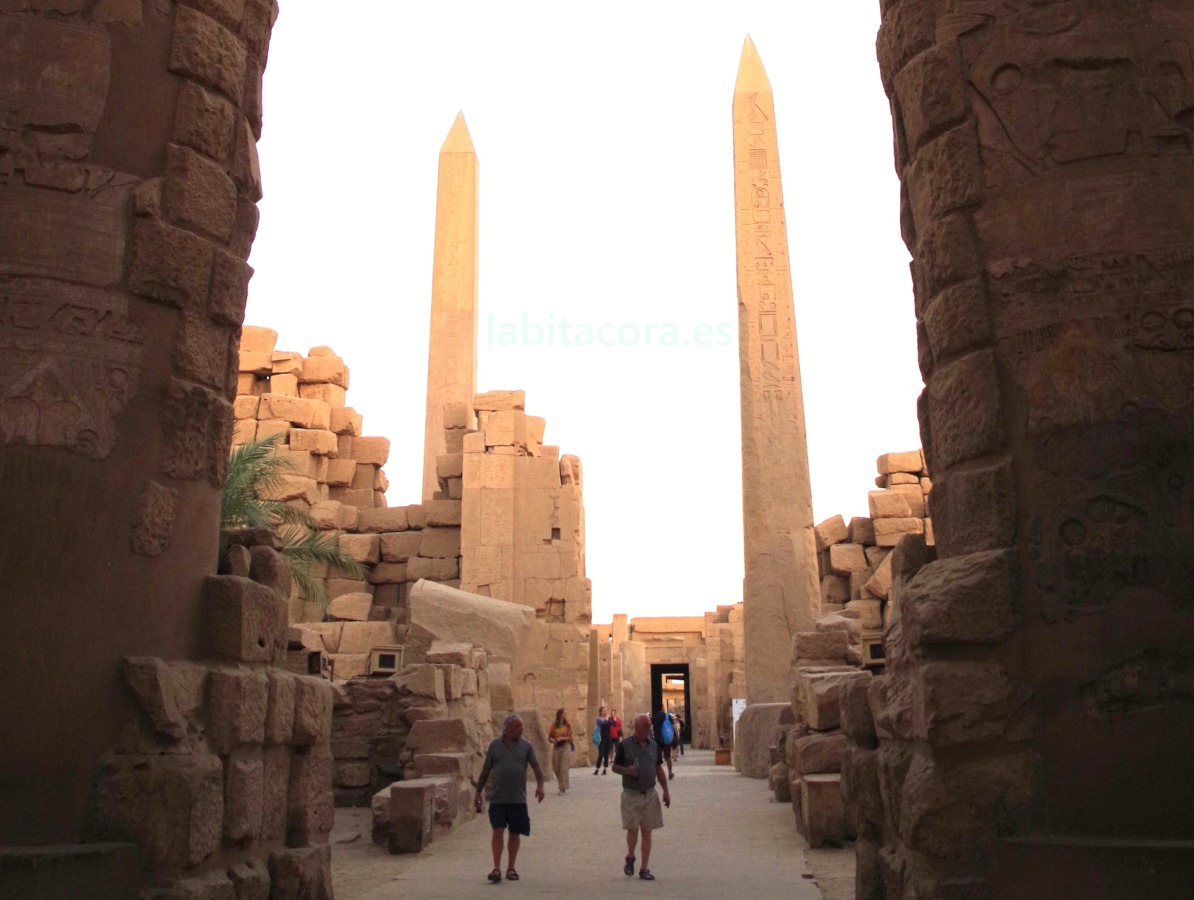 Saliendo de la Sala Hipóstila donde se ven los obeliscos y el Santa Santorum de Karnak en Lúxor. Egipto.