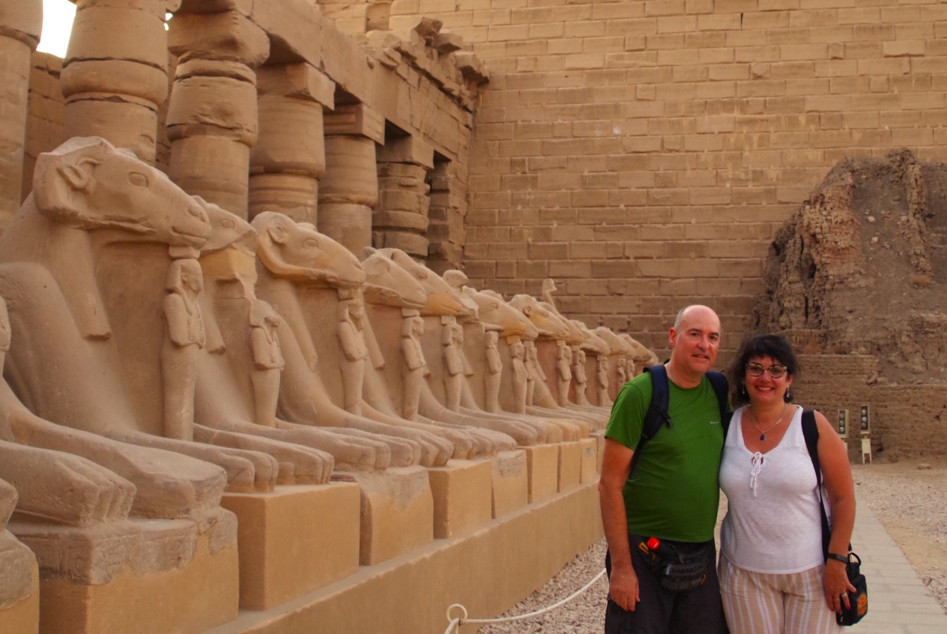 Jose y yo, en la avenida de los Carneros del Gran Patio de Karnak, Lúxor, Egipto.