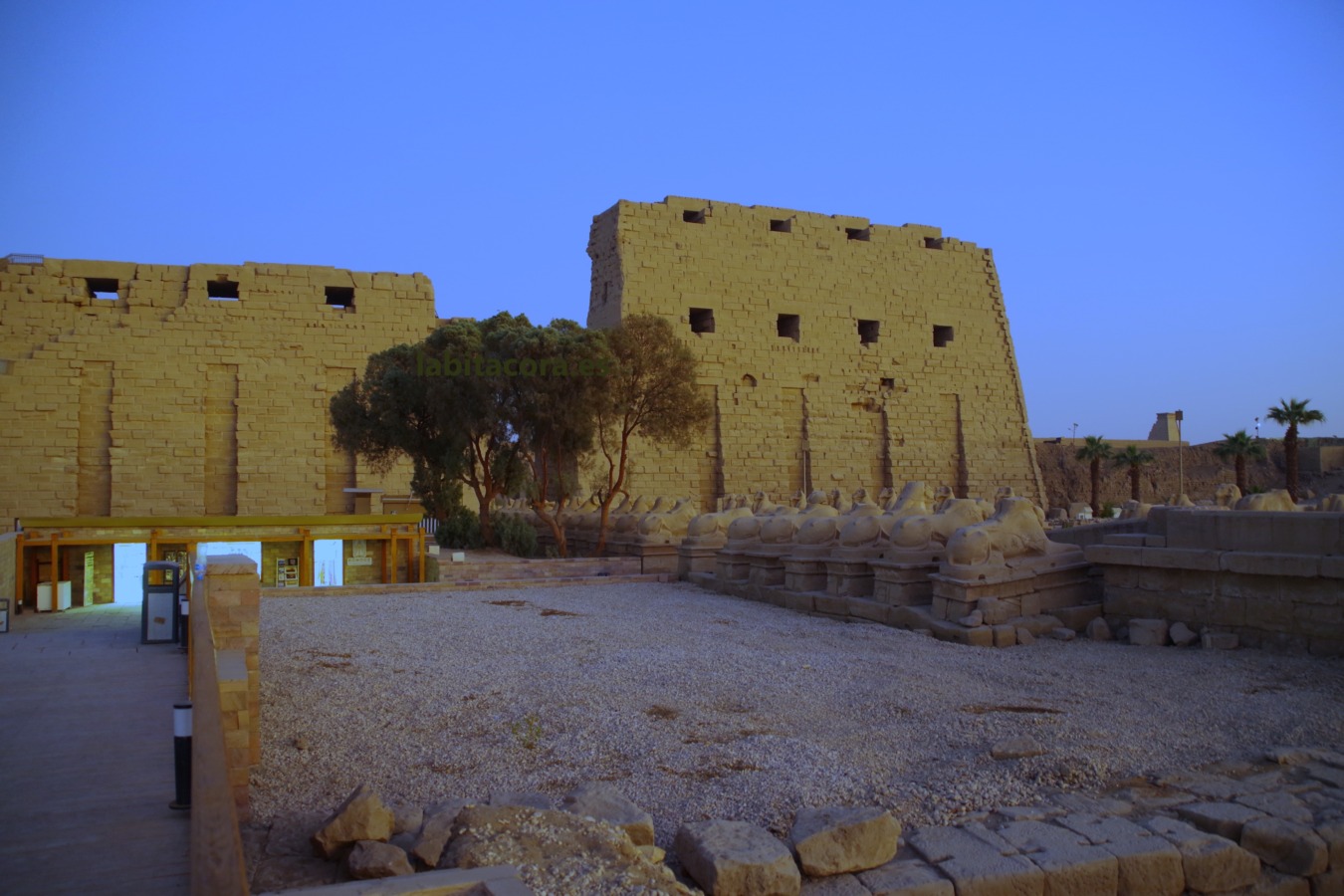 El primer Pilono de Karnak ya de noche en Lúxor. Egipto.