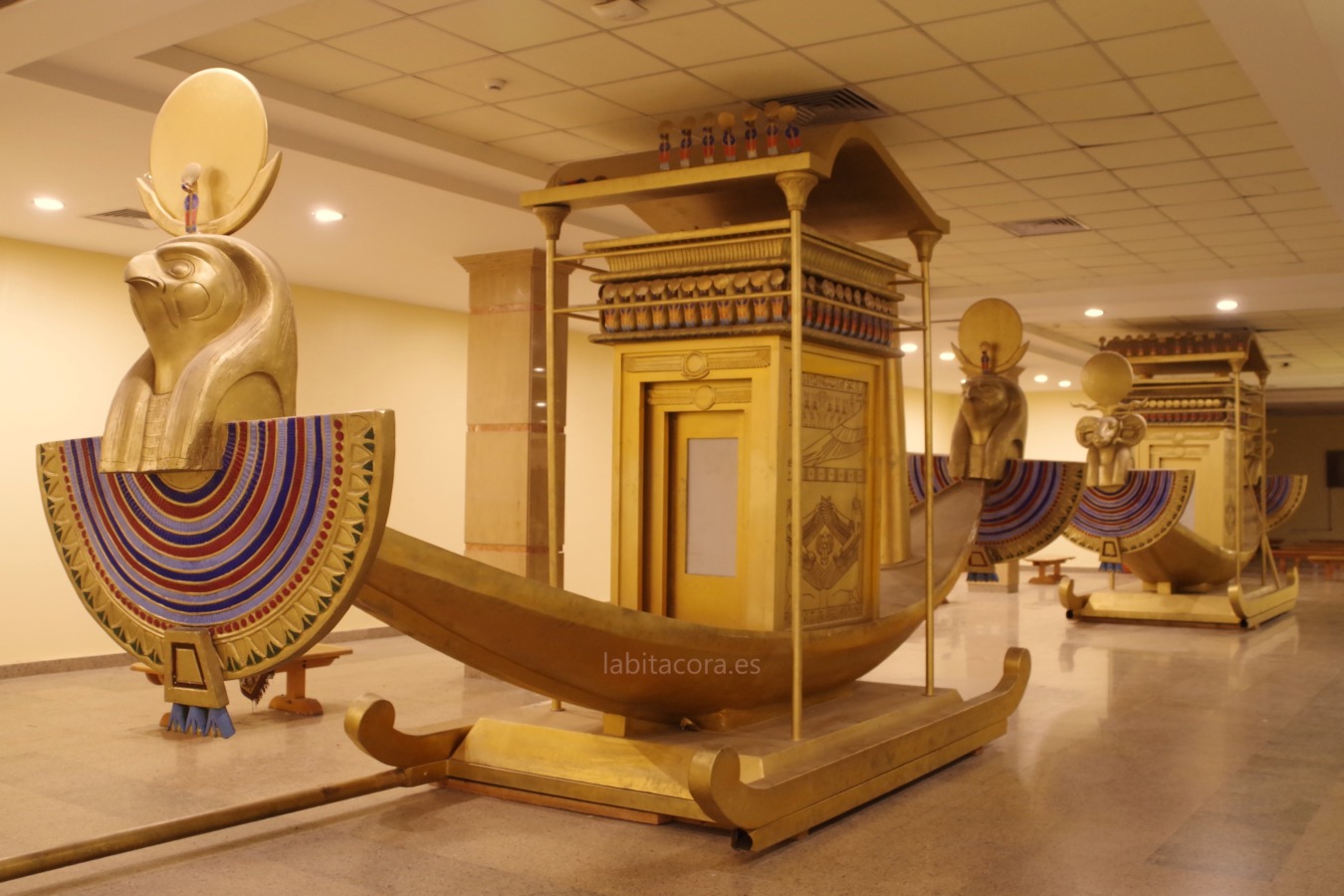 Dos de las barcas de la ceremonia de inauguración de la avenida de las esfinges, de los dioses Jonsu y Amón, en el templo de Karnak en Lúxor, Egipto.