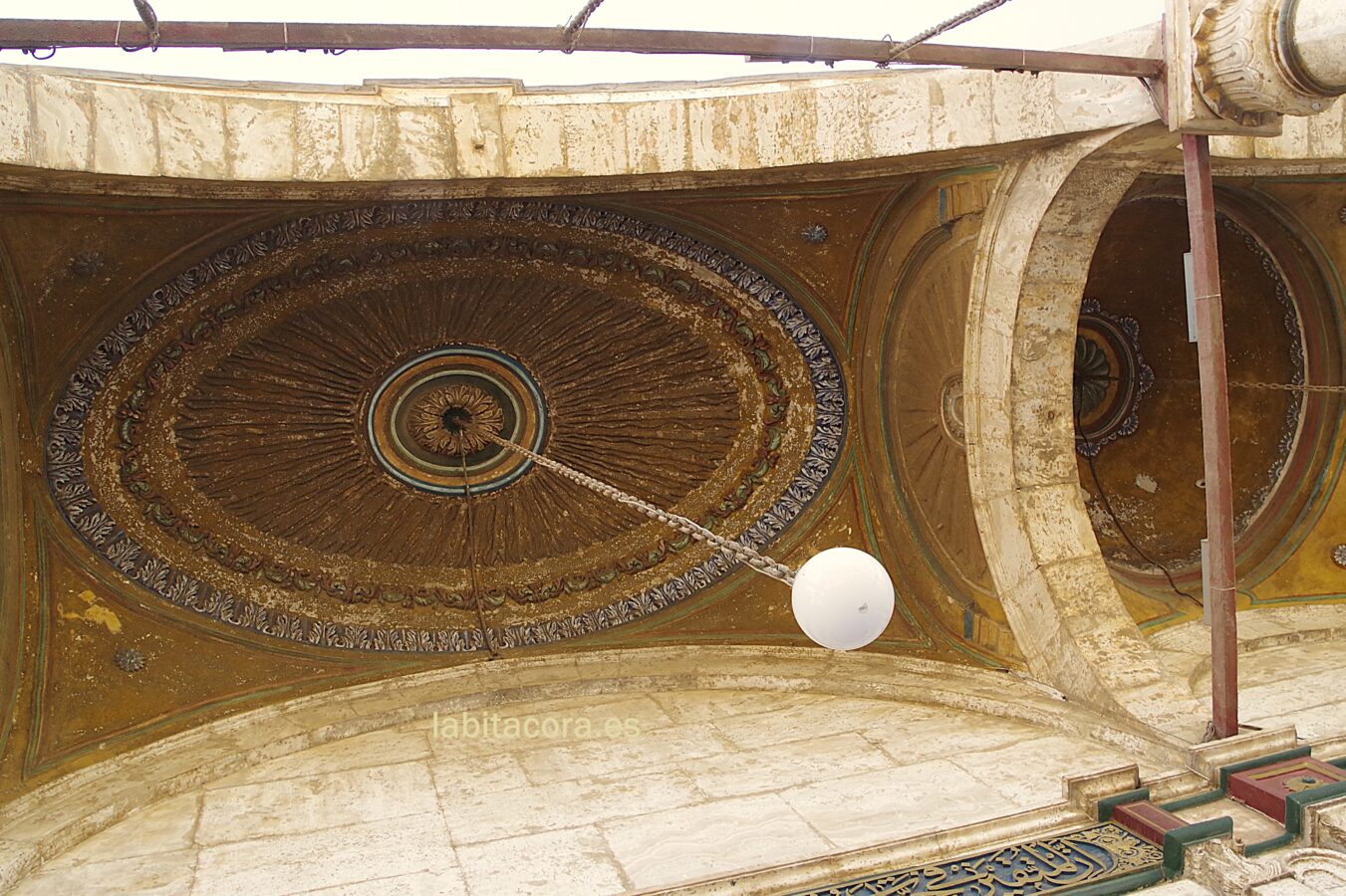 La decoración de las pequeñas cupulas de los soportales de la Mezquita de Alabastro de la Ciudadela de El Cairo.
