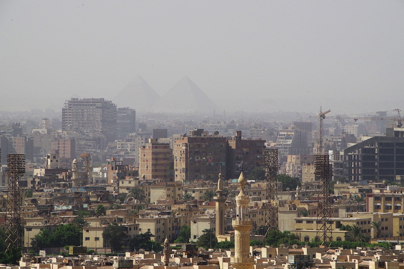 Vista de las Pirámides de Guiza desde la Ciudadela de Saladino, El Cairo. Egipto.