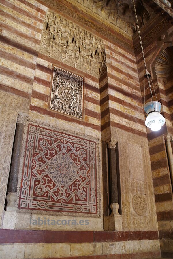 La entrada de la Mezquita-Madraza del Sultán Hassan en El Cairo