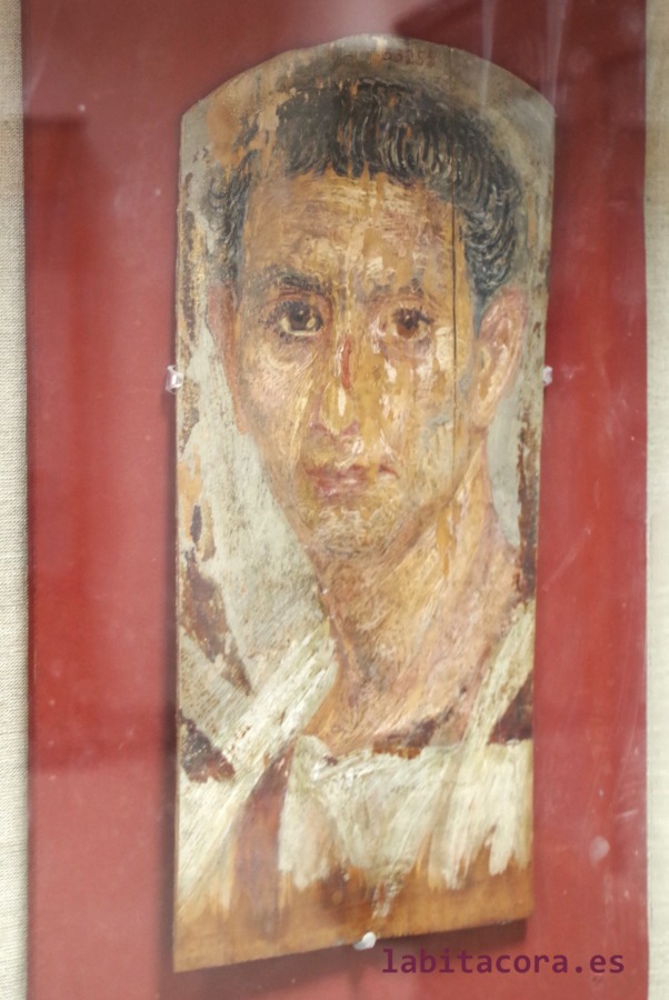 El retrato funerario impreso en la entrada del Museo de Kom Aushim en El Fayum, Egipcio