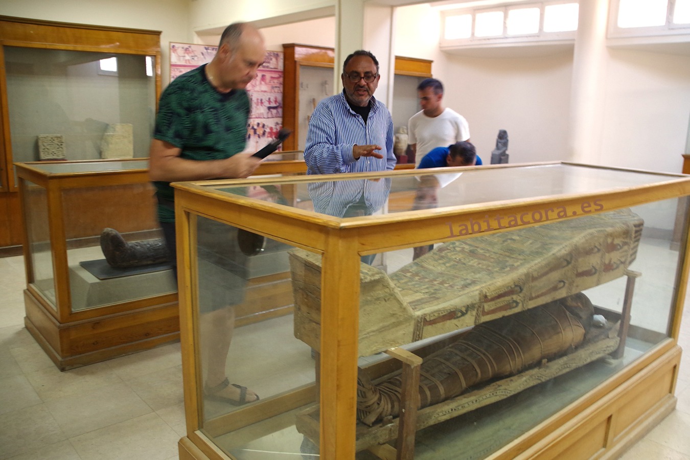 Diaa el guía y Jose en una de sus explicaciones junto a una de las momia del Museo Kom Aushim en Fayum. Egipto