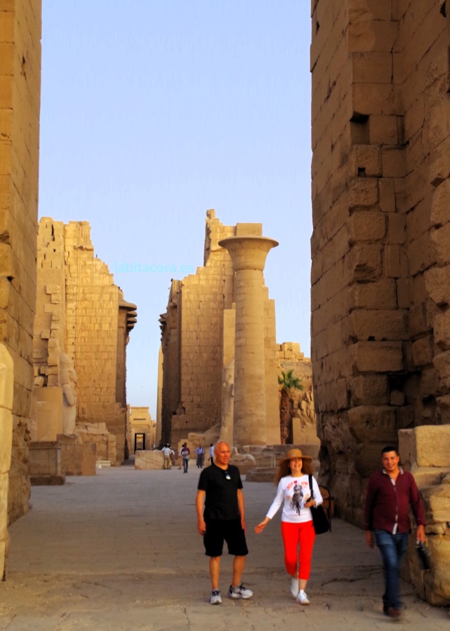 La vista tras cruzar el Primer Pilono en los templos de Karnak en Lúxor. Egipto.